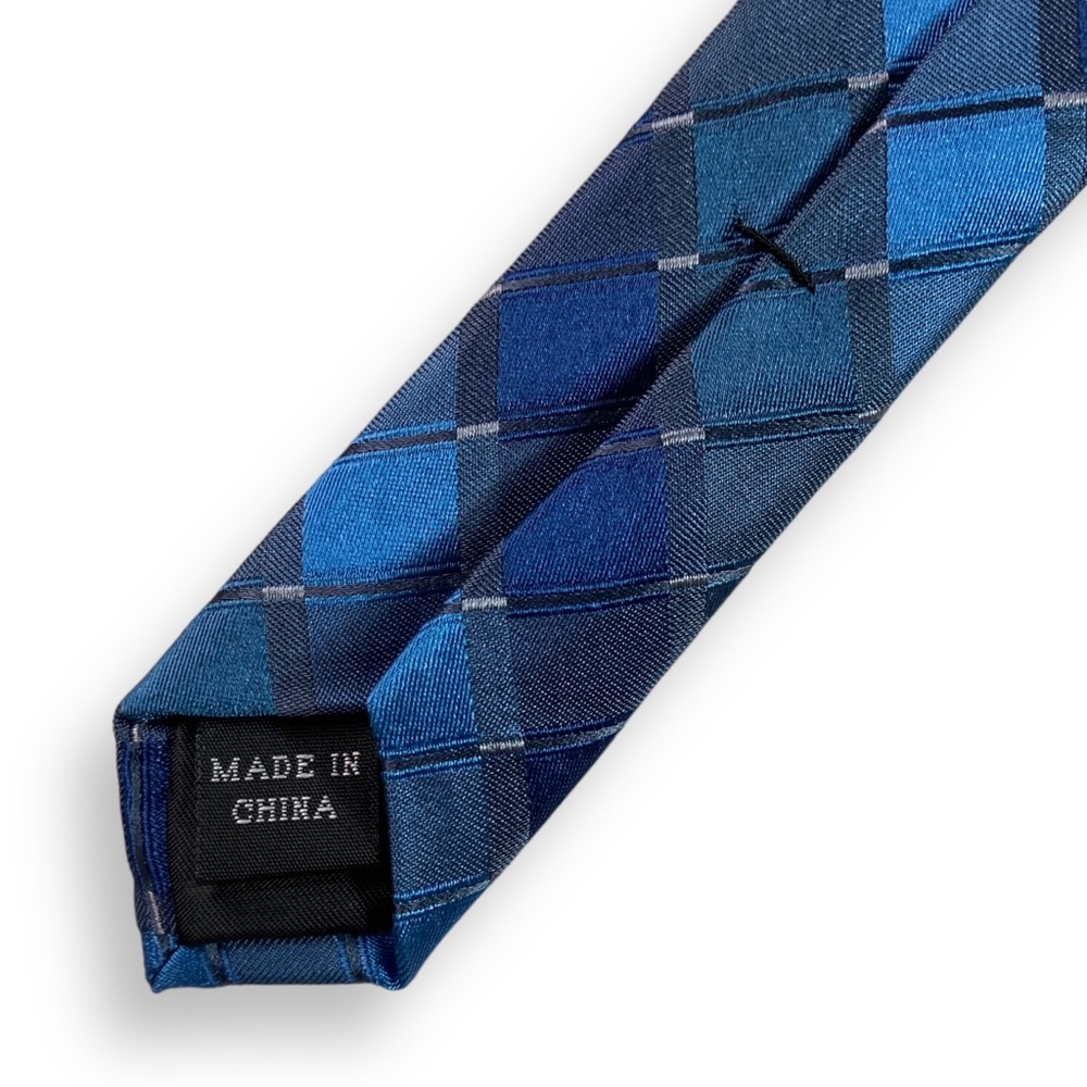 Van Heusen Men's Tie Necktie 100% Silk Navy Blue Shades Geometric Squares 3.3x57 - Picture 3 of 9